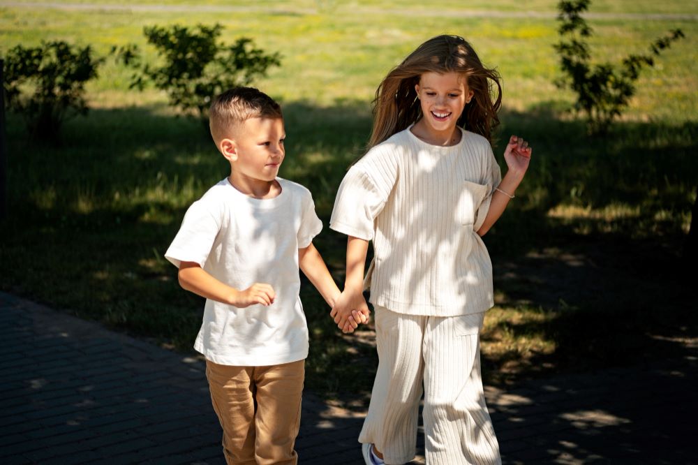 You are currently viewing The Power of Positive Reinforcement: How to Help Siblings Support Each Other