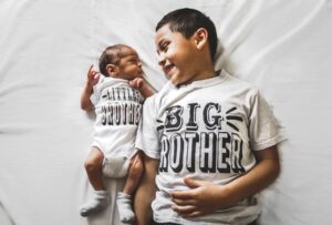 Read more about the article Gift from New Baby to Big Brother: Meaningful Ideas to Celebrate the Bond