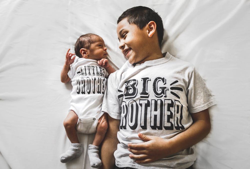 You are currently viewing Gift from New Baby to Big Brother: Meaningful Ideas to Celebrate the Bond